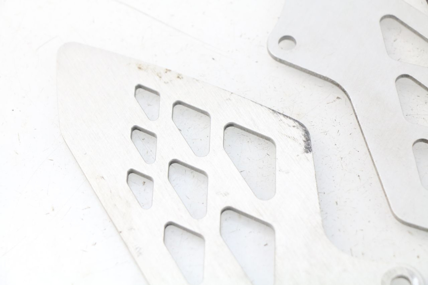 photo de CACHE CHASSIS LATERAL BMW S RR ABS S1000RR 1000 (2009 - 2011) - Gros plan technique