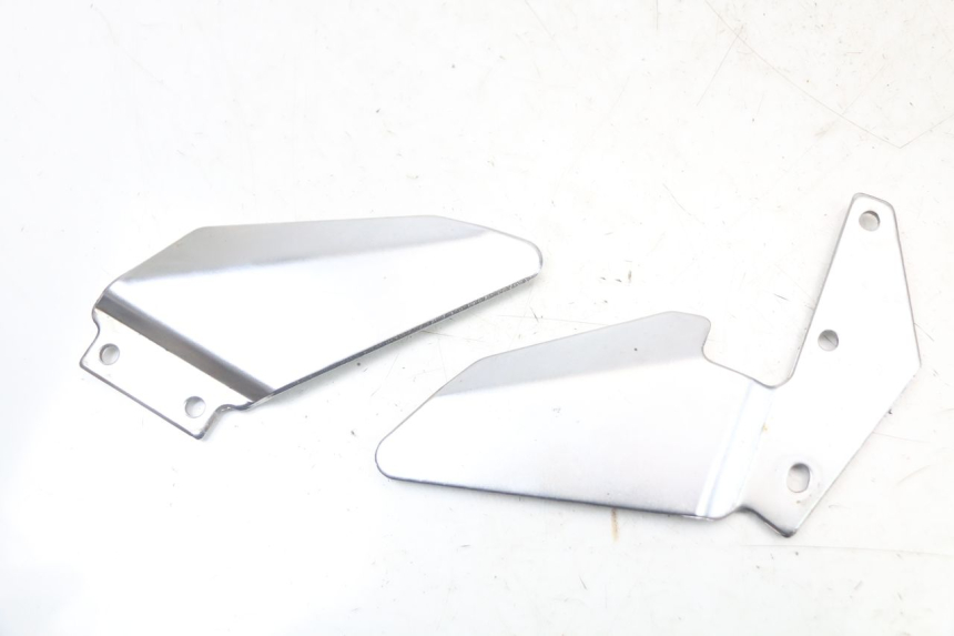 photo de CACHE CHASSIS LATERAL SUZUKI GS F 500 (2004 - 2007) - Vue principale