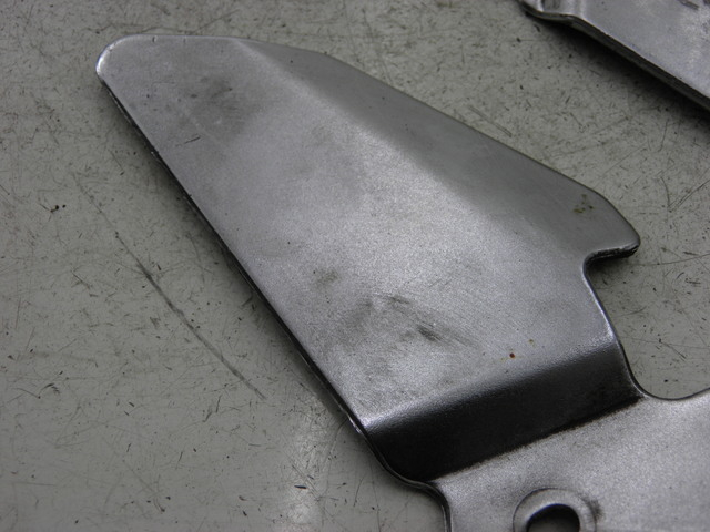 photo de CACHE CHASSIS LATERAL SUZUKI GS GSE 500 (2001 - 2003) - Zoom état d’usage