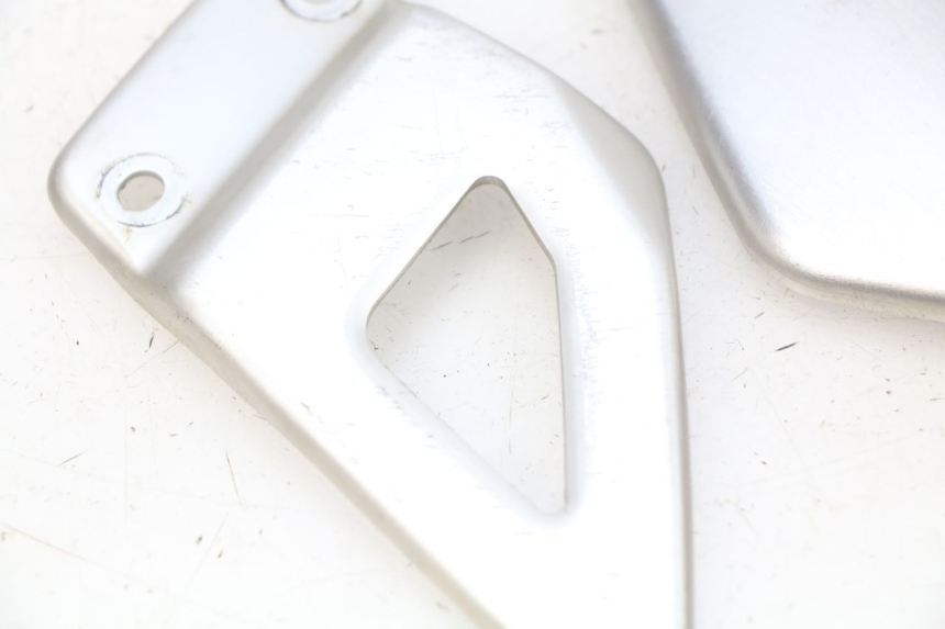 photo de CACHE CHASSIS LATERAL SUZUKI SV N 650 (1999 - 2002) - Zoom état d’usage