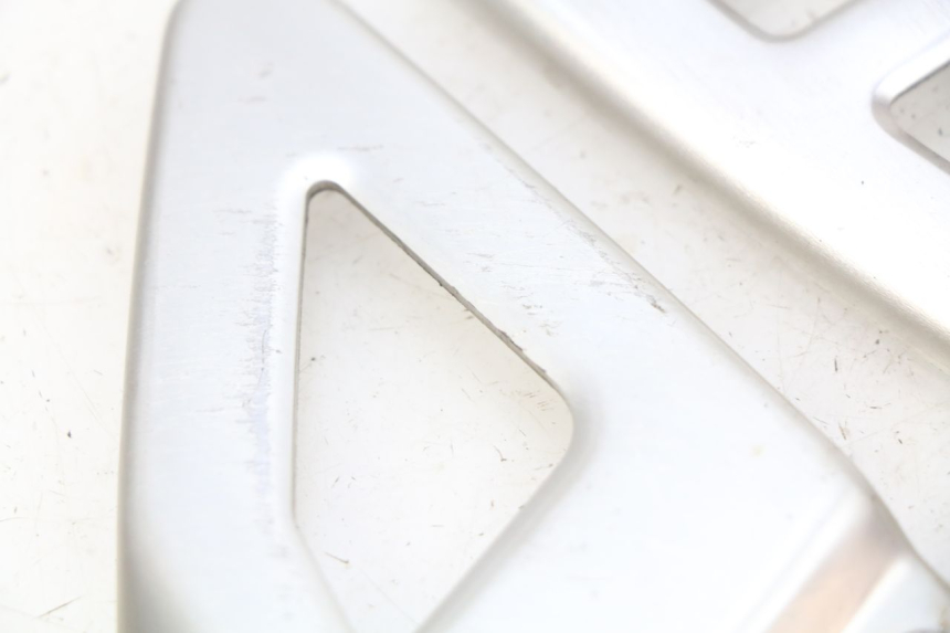 photo de CACHE CHASSIS LATERAL SUZUKI SV N 650 (1999 - 2002) - Gros plan technique