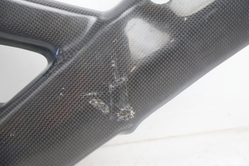 photo de CACHE CHASSIS LATERAL SUZUKI SV S 650 (2003 - 2009) - Gros plan technique
