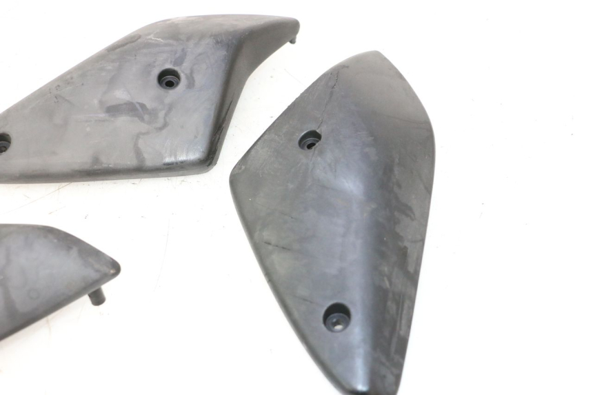 photo de CACHE CHASSIS LATERAL PEUGEOT TKR TREKKER FURIOUS 50 (2005 - 2014) - Gros plan technique