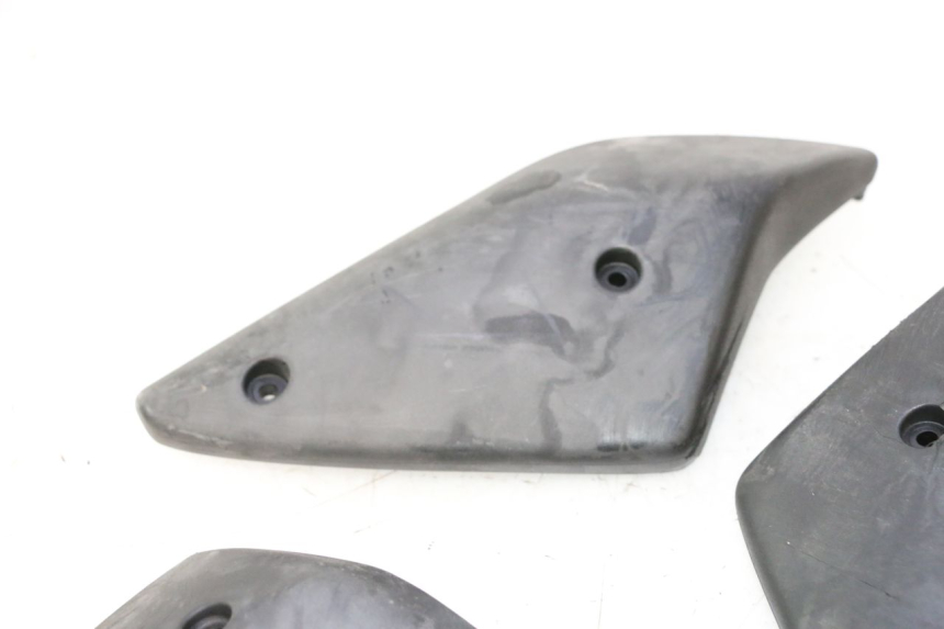 photo de CACHE CHASSIS LATERAL PEUGEOT TKR TREKKER FURIOUS 50 (2005 - 2014) - Points de fixation