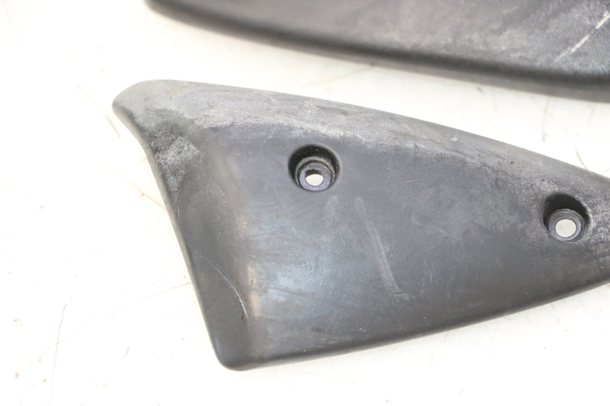 photo de CACHE CHASSIS LATERAL PEUGEOT TREKKER 50 (1995 - 2004) - Points de fixation