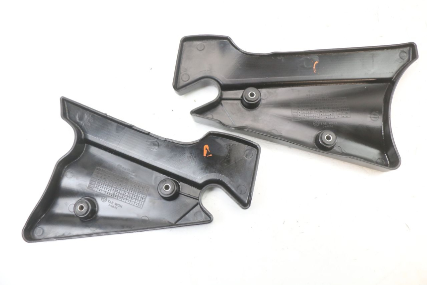 photo de CACHE CHASSIS LATERAL DAELIM VL DAYSTAR 125 (2000 - 2011) - Détail de la pièce