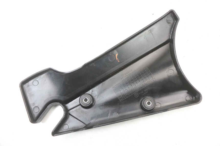 photo de CACHE CHASSIS LATERAL DAELIM VL DAYSTAR 125 (2000 - 2011) - Autre angle de vue