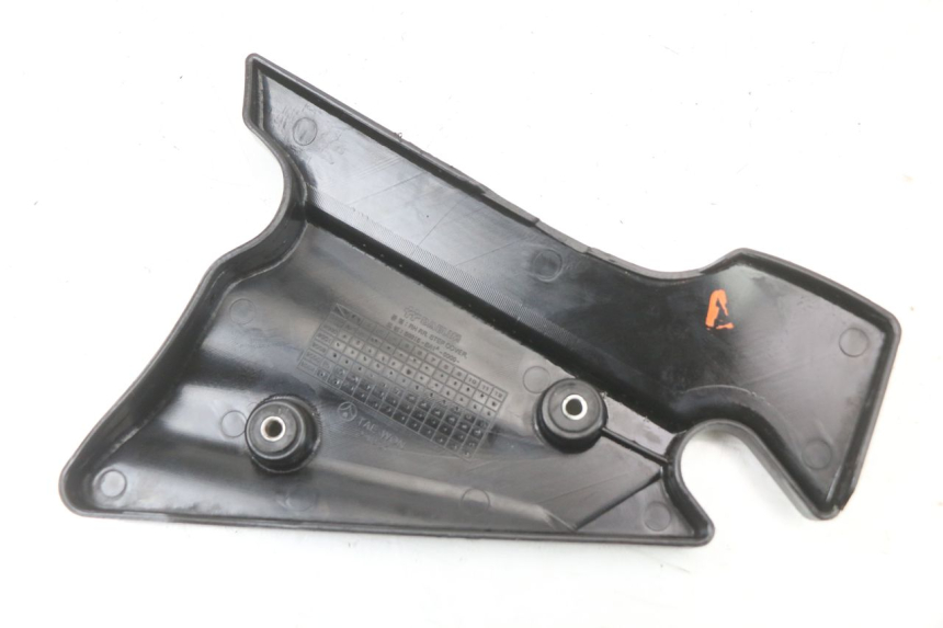 photo de CACHE CHASSIS LATERAL DAELIM VL DAYSTAR 125 (2000 - 2011) - Vue d’ensemble