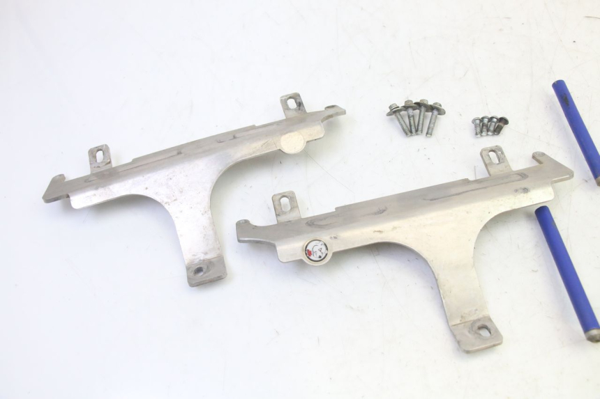 photo de CACHE CHASSIS LATERAL YAMAHA YZ-F YZF 250 (2014 - 2018) - Gros plan technique