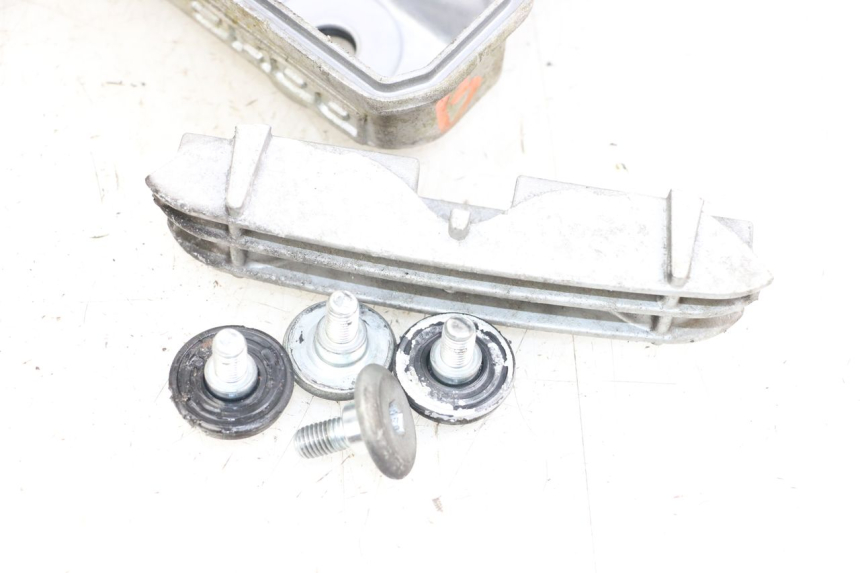 photo de Valve cover HYOSUNG GV AQUILA 125 (2000 - 2009) - Gros plan technique