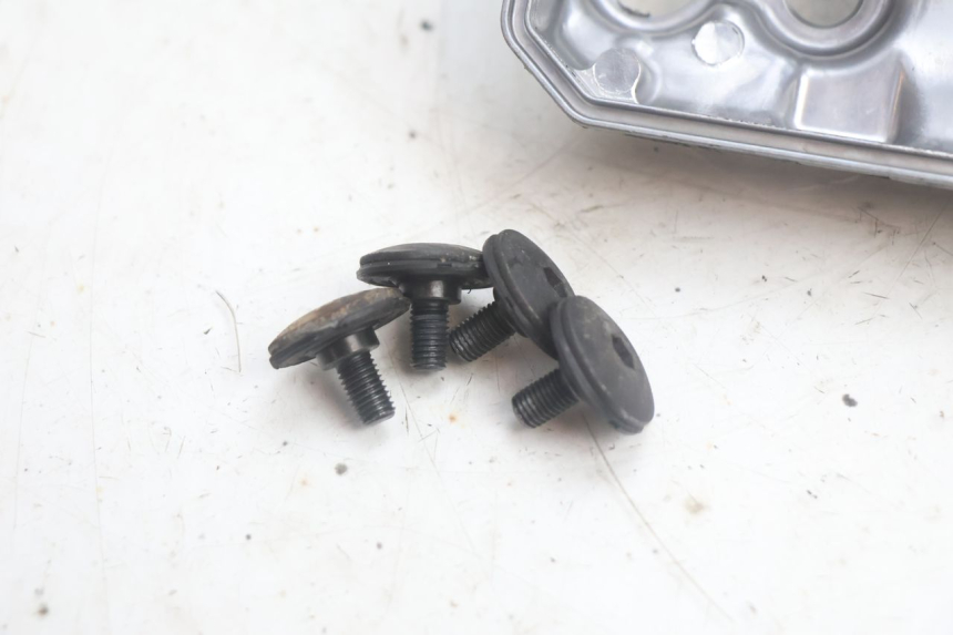 photo de CACHE CULBUTEUR SUZUKI BURGMAN EXECUTIVE ABS 650 (2006 - 2012) - Gros plan technique