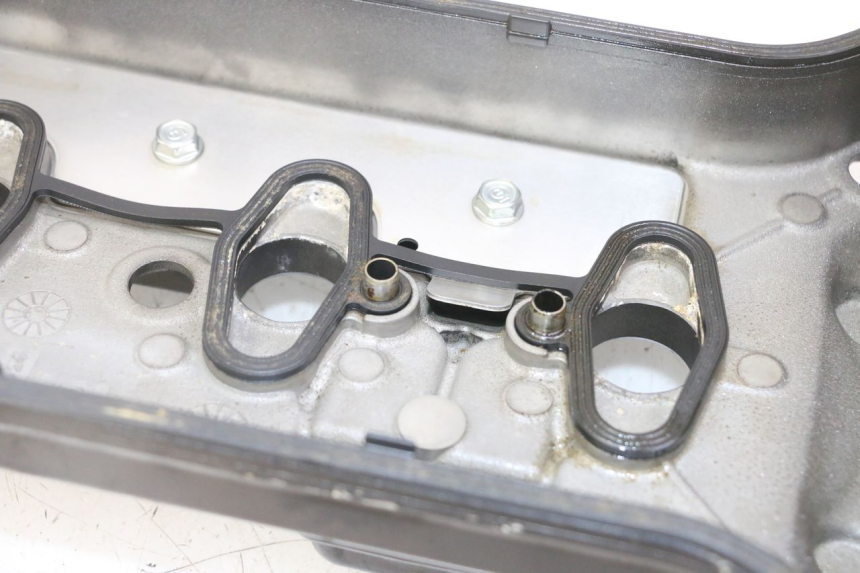 photo de CACHE CULBUTEUR HONDA CB R 1000 (2018 - 2023) - Points de fixation