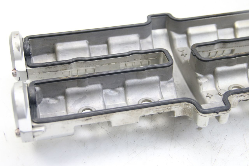 photo de CACHE CULBUTEUR YAMAHA FZS FAZER 600 (2001 - 2003) - Gros plan technique