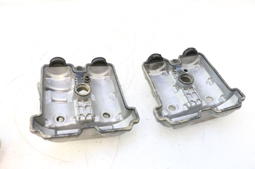 photo de CACHE CULBUTEUR SUZUKI SV S 650 (2003 - 2009) - Points de fixation