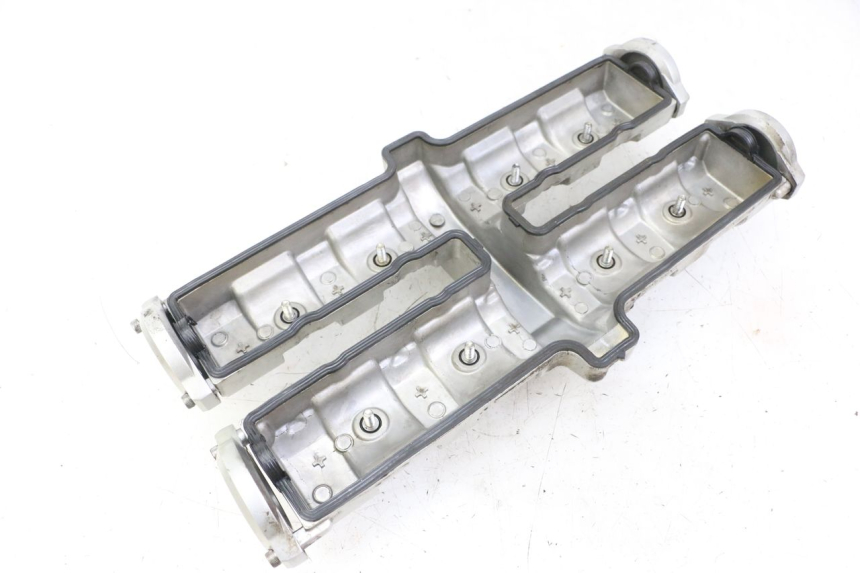 photo de CACHE CULBUTEUR YAMAHA FZS FAZER 600 (2001 - 2003) - Gros plan technique