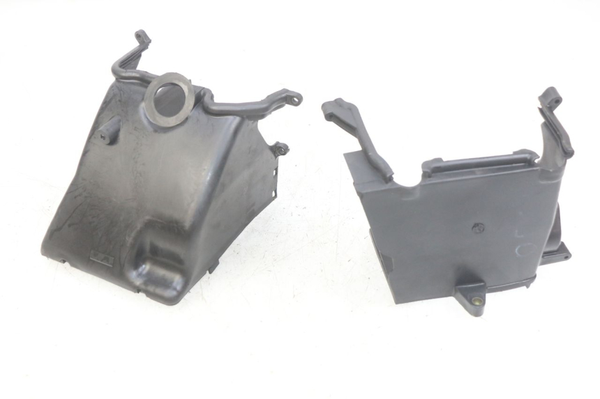 photo de CACHE CYLINDRE PEUGEOT CITYSTAR AIR 125 (2014 - 2017) - Points de fixation