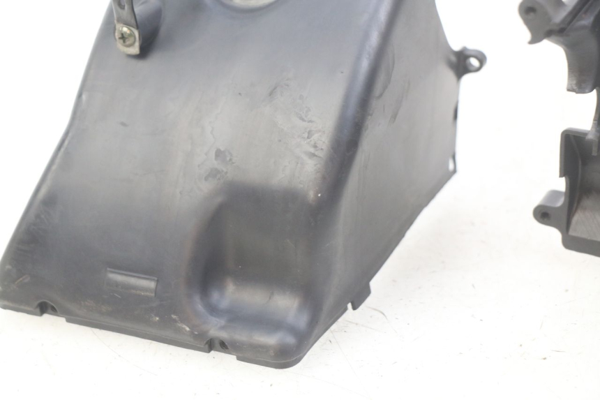 photo de CACHE CYLINDRE PEUGEOT TWEET 125 (2010 - 2017) - Points de fixation