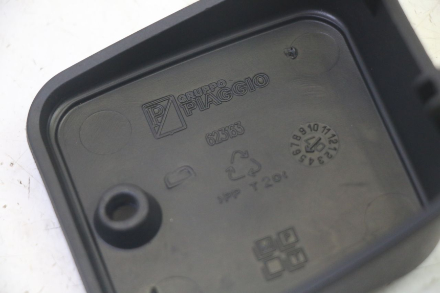 photo de CACHE MAITRE CYLINDRE PIAGGIO MP3 125 (2006 - 2014) - Gros plan technique