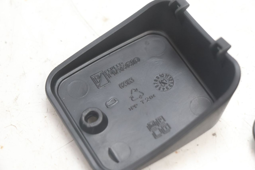 photo de CACHE MAITRE CYLINDRE PIAGGIO MP3 125 (2006 - 2014) - Autre angle de vue