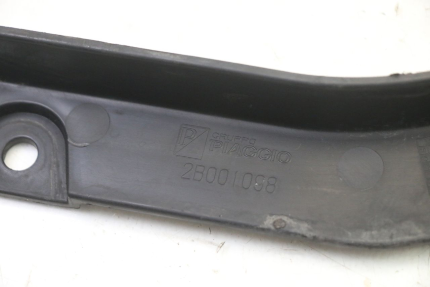 photo de CACHE MOTEUR PIAGGIO MP3 500 (2014 - 2017) - Gros plan technique