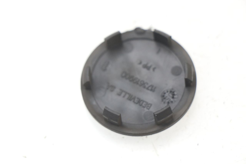 photo de CACHE ROUE PEUGEOT JET FORCE CARBU 50 (2003 - 2016) - Détail de la pièce