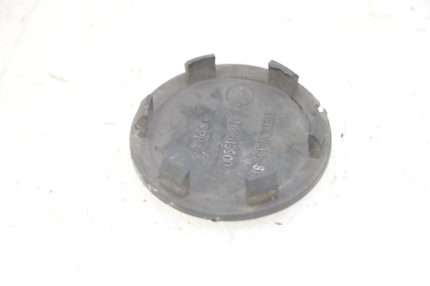 photo de CACHE ROUE PEUGEOT JET FORCE CARBU 50 (2003 - 2016) - Détail de la pièce