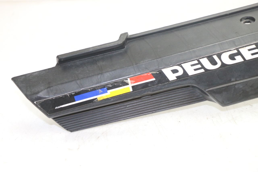 photo de CACHE SOUS SELLE DROIT PEUGEOT 103 SPX CLIP 50 (1989 - 1992) - Détail de la pièce