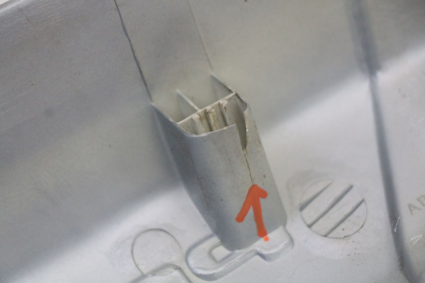 photo de CACHE SOUS SELLE DROIT PEUGEOT 103 VOGUE VS2 50 (2004 - 2017) - Marquages et références