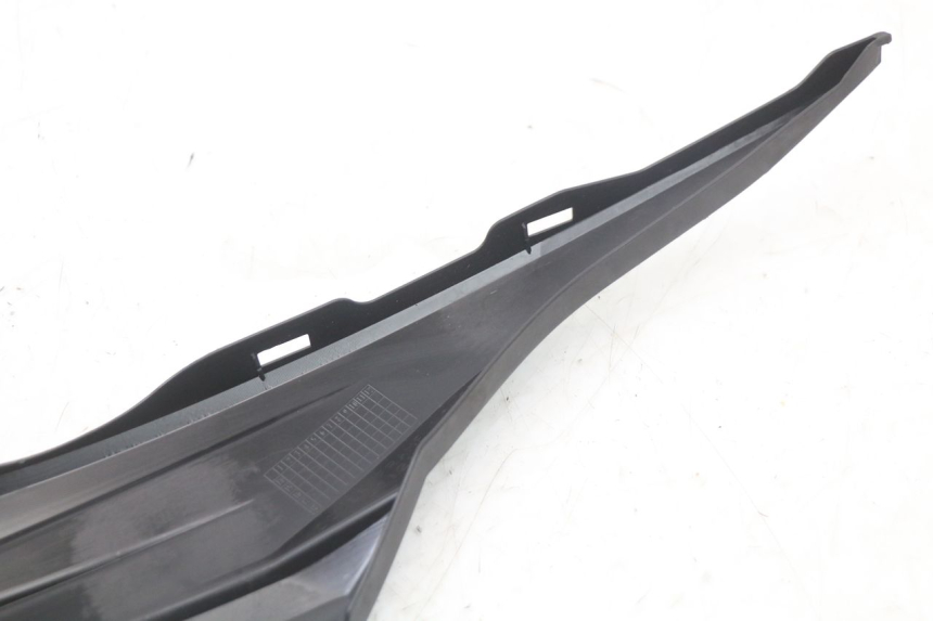 photo de CACHE SOUS SELLE DROIT SUZUKI ADDRESS 110 (2015 - 2020) - Pièce contrôlée