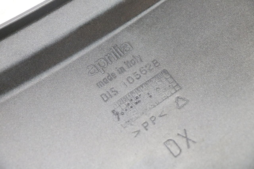 photo de CACHE SOUS SELLE DROIT APRILIA ATLANTIC 125 (2003 - 2009) - Gros plan technique