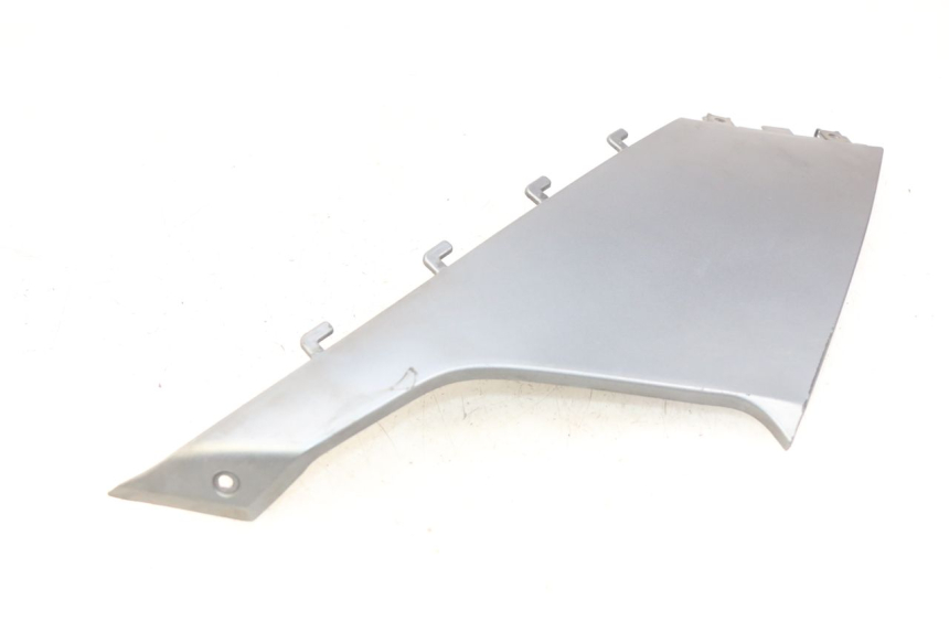 photo de CACHE SOUS SELLE DROIT BMW C1 125 (2000 - 2003) - Gros plan technique