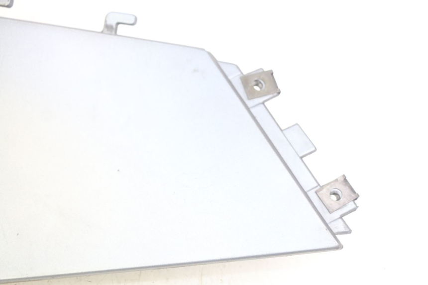 photo de CACHE SOUS SELLE DROIT BMW C1 125 (2000 - 2003) - Points de fixation