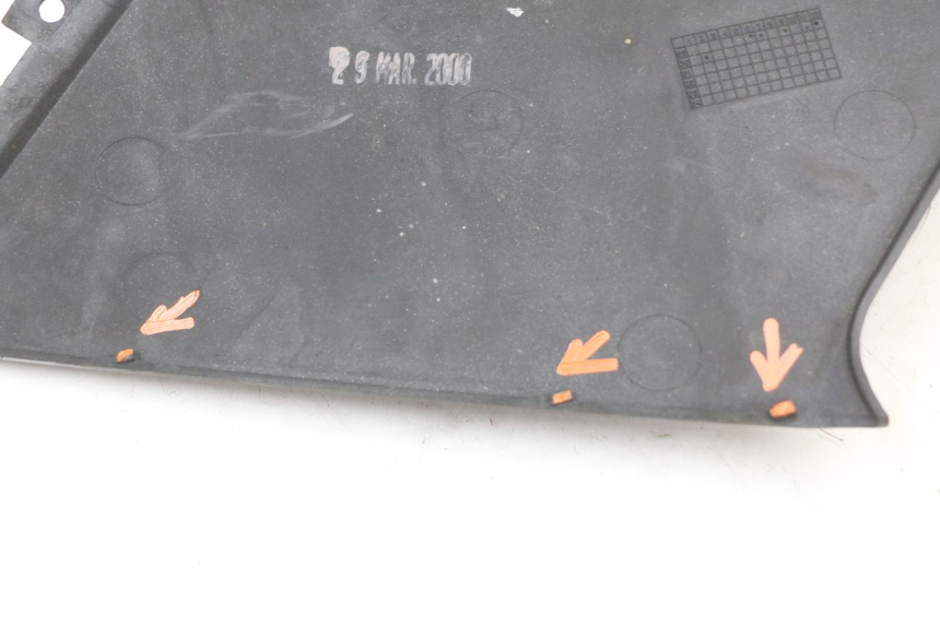 photo de CACHE SOUS SELLE DROIT BMW C1 125 (2000 - 2003) - Gros plan technique