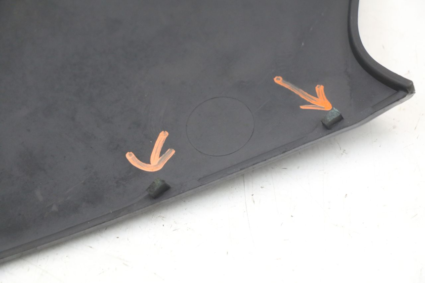 photo de CACHE SOUS SELLE DROIT BMW C1 125 (2000 - 2003) - Gros plan technique