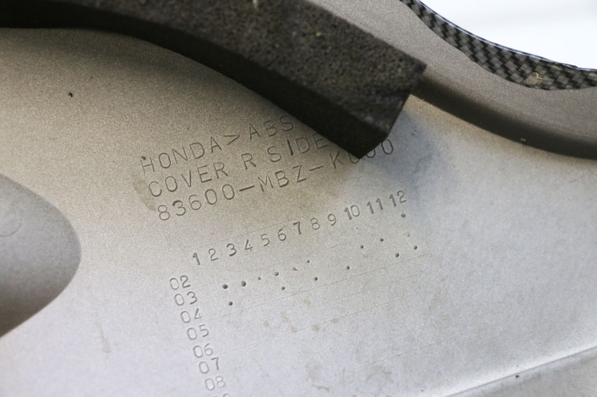 photo de CACHE SOUS SELLE DROIT HONDA CB F HORNET 600 (2005 - 2006) - Zoom état d’usage