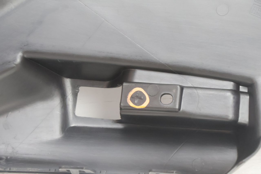 photo de CACHE SOUS SELLE DROIT PEUGEOT CITYSTAR 2T 50 (2018 - 2021) - Vue d’ensemble