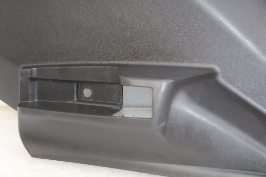 photo de CACHE SOUS SELLE DROIT PEUGEOT CITYSTAR AIR 125 (2014 - 2017) - Marquages et références