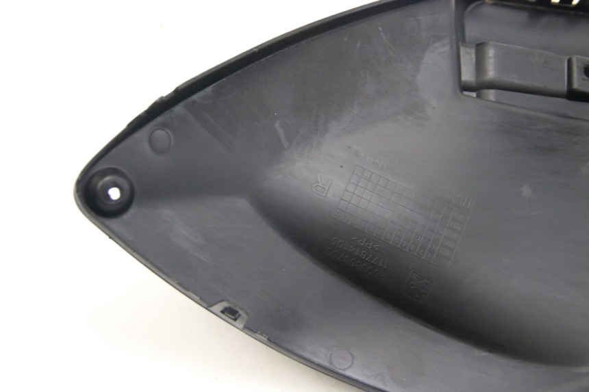 photo de CACHE SOUS SELLE DROIT PEUGEOT CITYSTAR 125 (2011 - 2017) - Détails caractéristiques