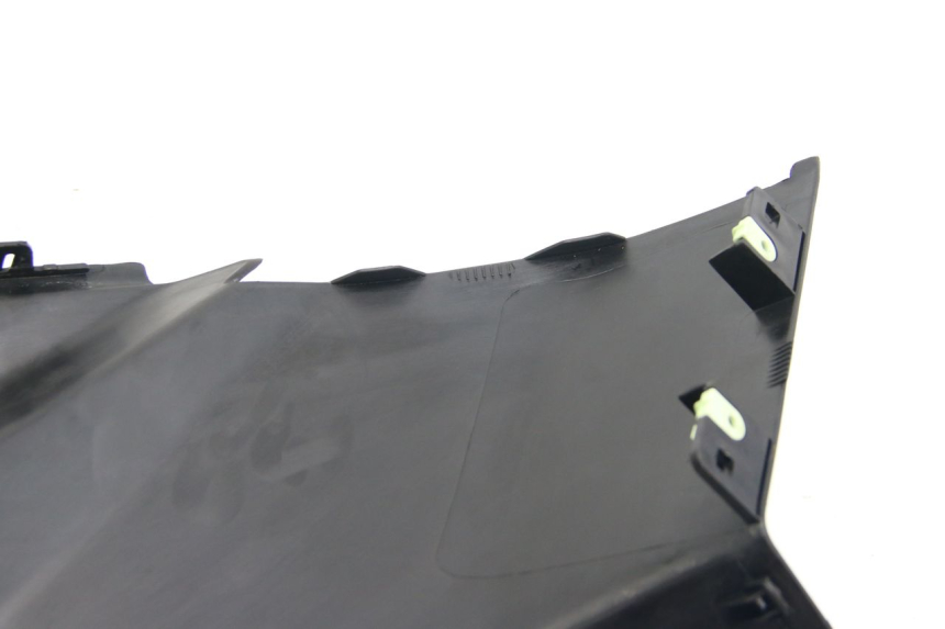 photo de CACHE SOUS SELLE DROIT PEUGEOT CITYSTAR 125 (2011 - 2017) - État de surface