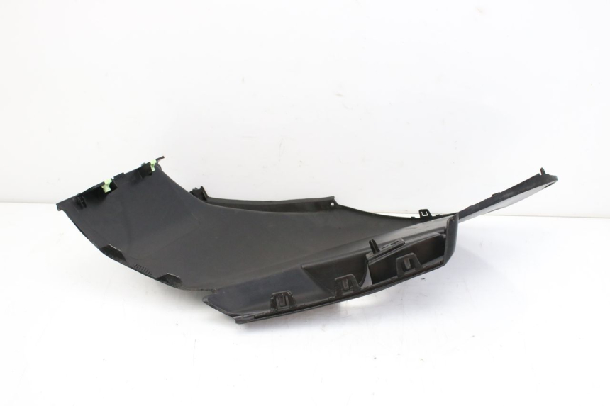 photo de CACHE SOUS SELLE DROIT PEUGEOT CITYSTAR 50 (2013 - 2017) - Gros plan technique