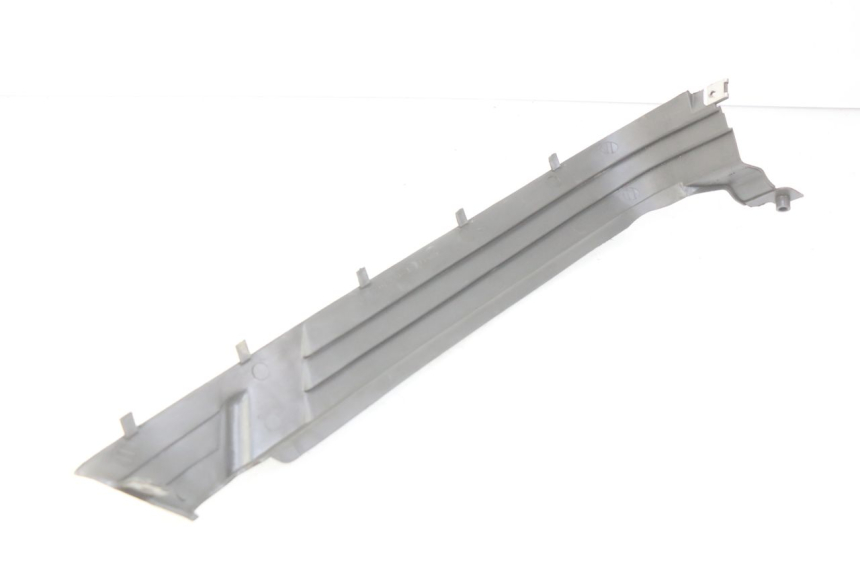 photo de CACHE SOUS SELLE DROIT SUZUKI CP 80 (1985 - 1996) - Détail de la pièce