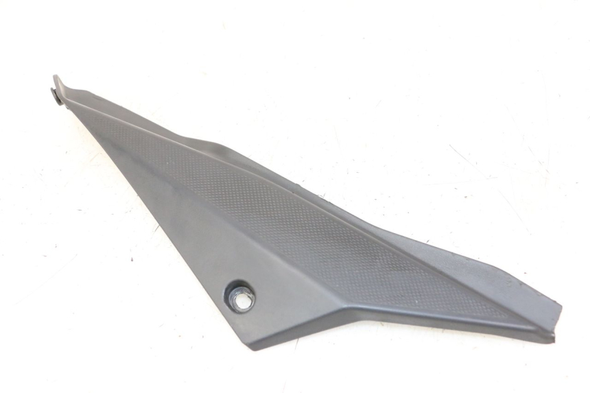 photo de CACHE SOUS SELLE DROIT DERBI SENDA SM DRD X-TREME 50 (2011 - 2017) - Vue principale