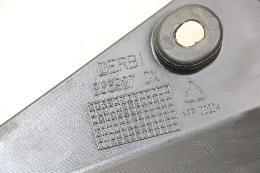 photo de CACHE SOUS SELLE DROIT DERBI SENDA SM DRD X-TREME 50 (2011 - 2017) - Zoom état d’usage