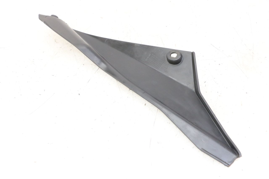 photo de CACHE SOUS SELLE DROIT DERBI SENDA SM DRD X-TREME 50 (2011 - 2017) - Autre angle de vue