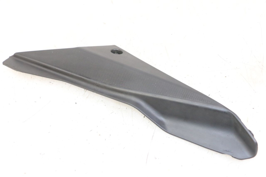 photo de CACHE SOUS SELLE DROIT DERBI SENDA SM DRD X-TREME 50 (2011 - 2017) - Gros plan technique