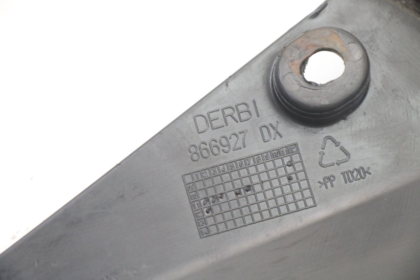 photo de CACHE SOUS SELLE DROIT DERBI SENDA SM DRD X-TREME 50 (2011 - 2017) - Gros plan technique