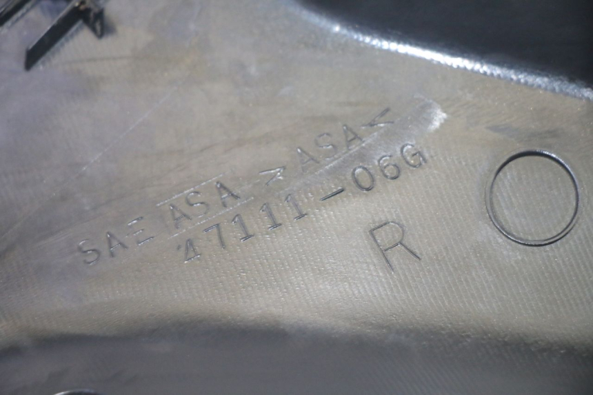 photo de CACHE SOUS SELLE DROIT SUZUKI DL V STROM 1000 (2002 - 2007) - État de surface