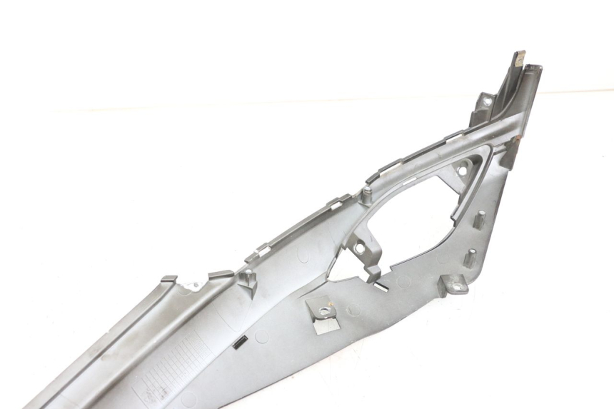 photo de CACHE SOUS SELLE DROIT SYM FIDDLE 3 III 50 (2014 - 2020) - Gros plan technique