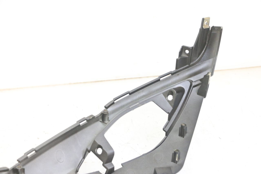 photo de CACHE SOUS SELLE DROIT SYM FIDDLE 3 III 50 (2014 - 2020) - Gros plan technique