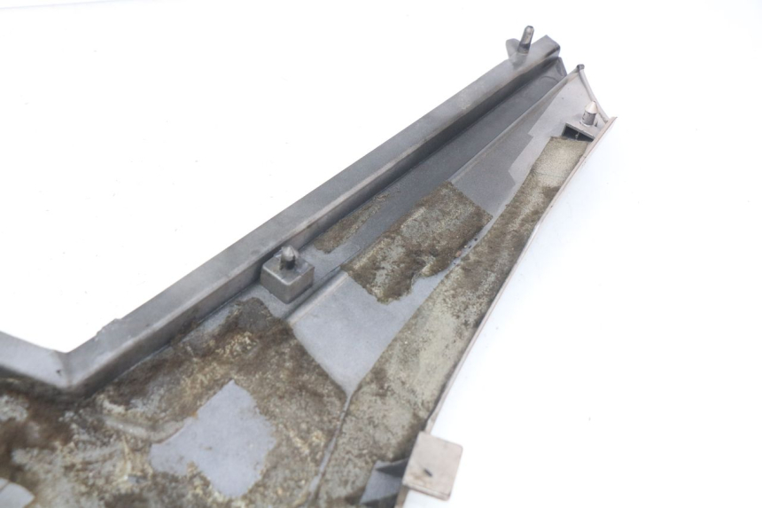 photo de CACHE SOUS SELLE DROIT YAMAHA FJ 3CX 1200 (1986 - 1996) - Détail de la pièce